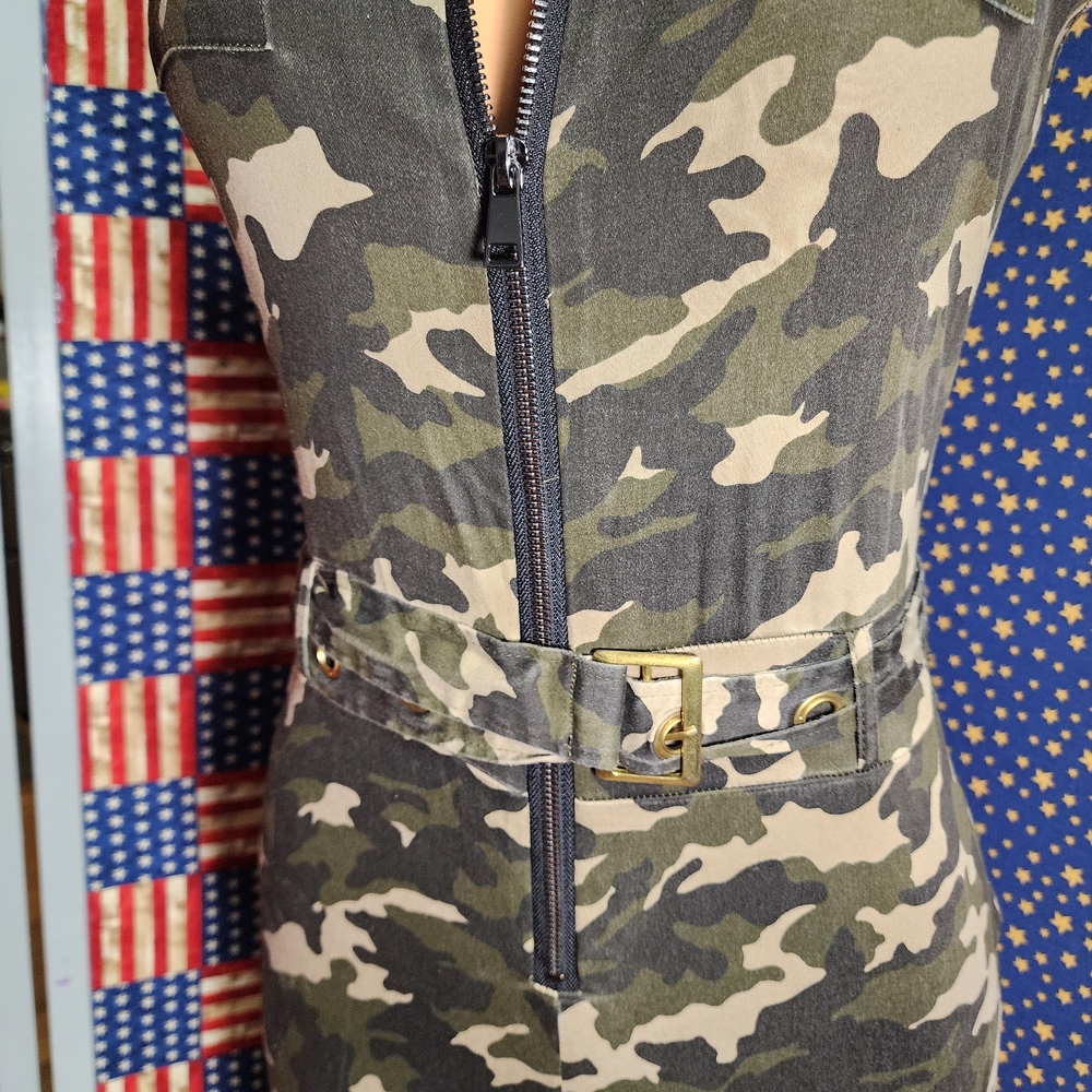 **Sleeveless Camouflage Zip-Front Jumpsuit in Green Camo** - Picture 2 of 13